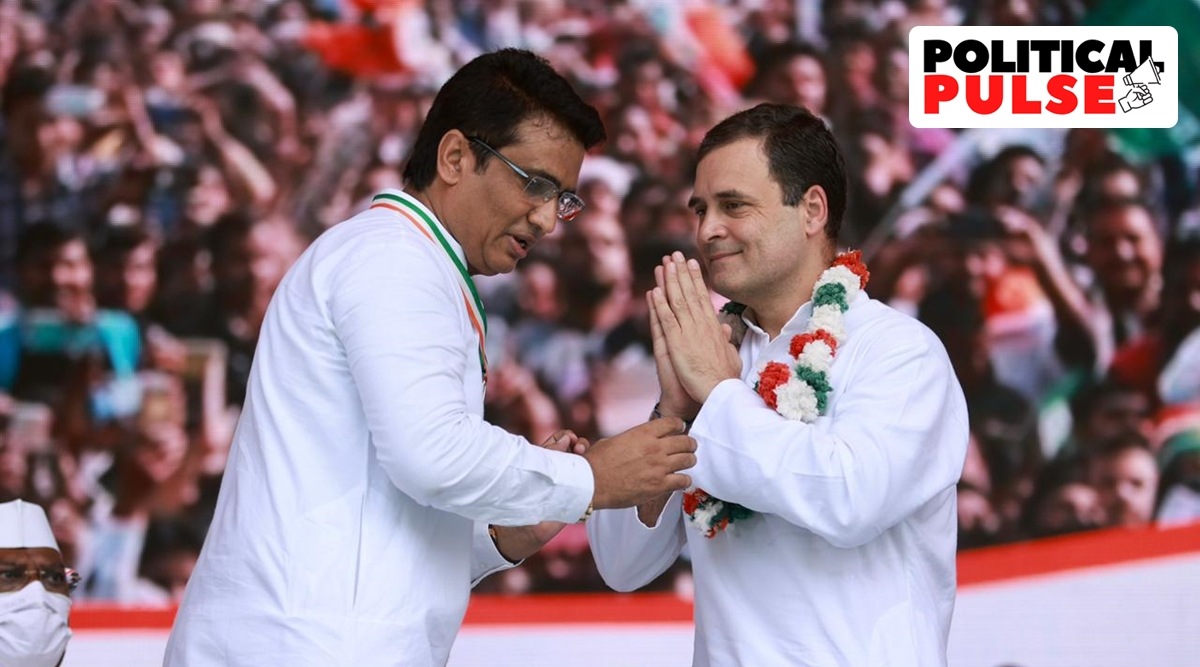 Rahul Gandhi arrives at the Ramlila Maidan in Delhi for the 'Mehangai Par Halla Bol'. (Twitter/Congress)