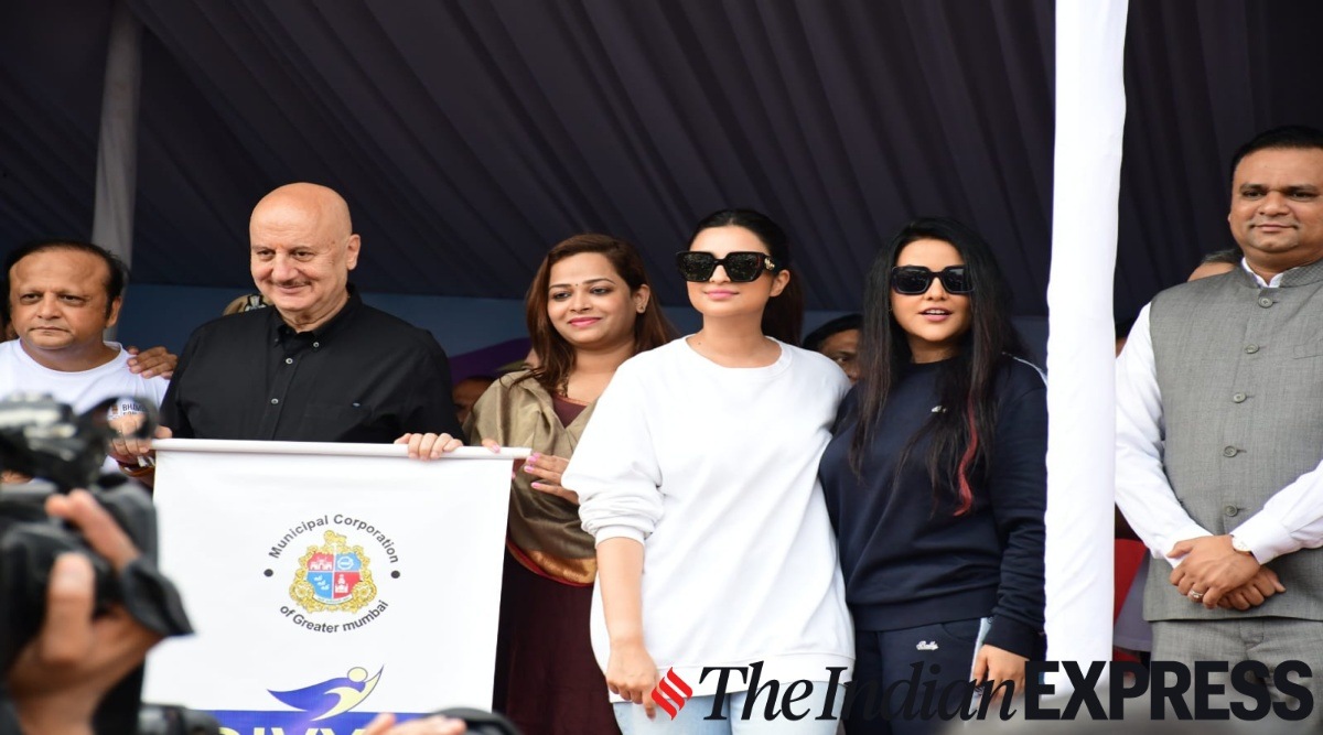 In pictures: Celebs join hands with Mumbaikars in beach clean-up drive ...