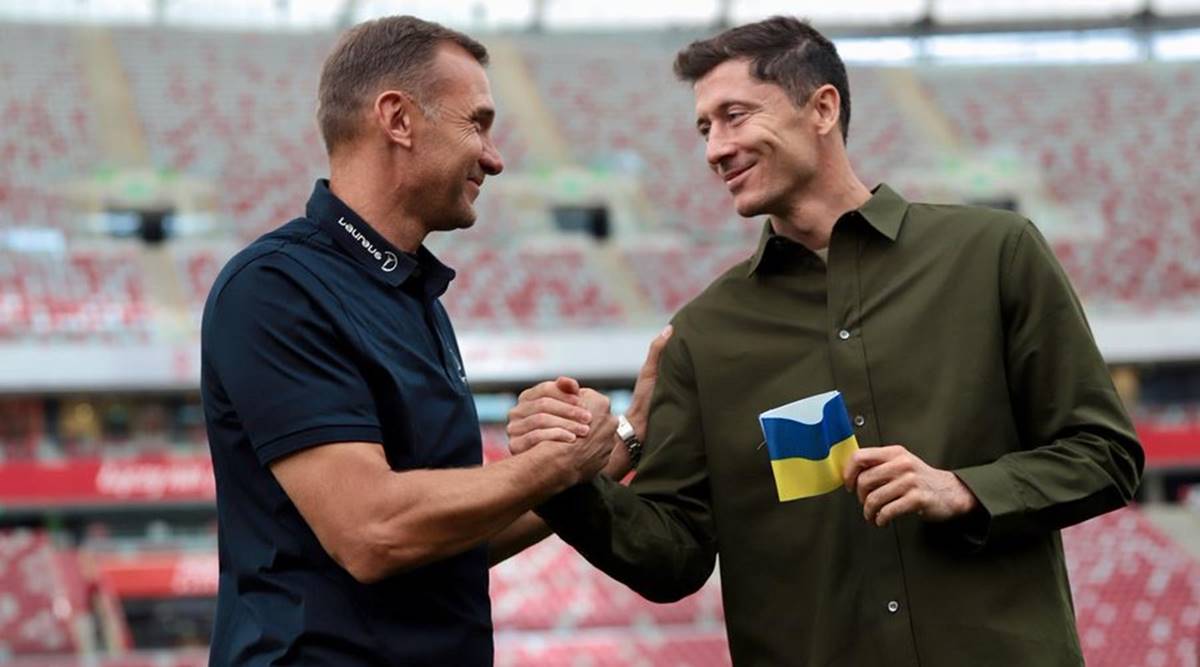 Polak Robert Lewandowski niesie symbol Ukrainy na mistrzostwa świata