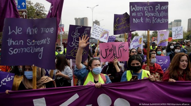 A women's rights movement in growing in Pakistan, empowering many women to leave abusive marriages (Rahmat Gul/ASSOCIATED PRESS/picture alliance)