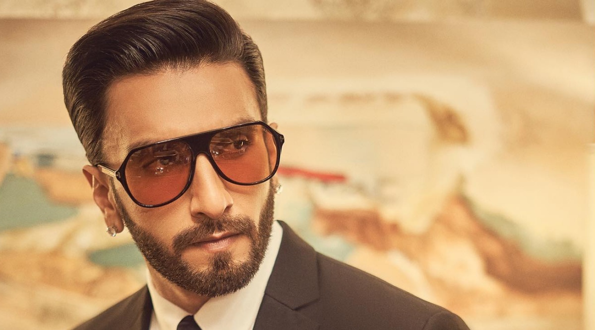 Viral: Ranveer Singh Accidentally Hit In The Face After Being Mobbed By Fans