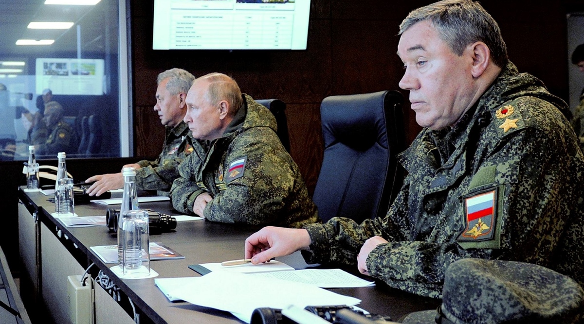 Putin muncul dalam konfrontasi tegang dengan kepala staf di latihan perang di Timur Jauh