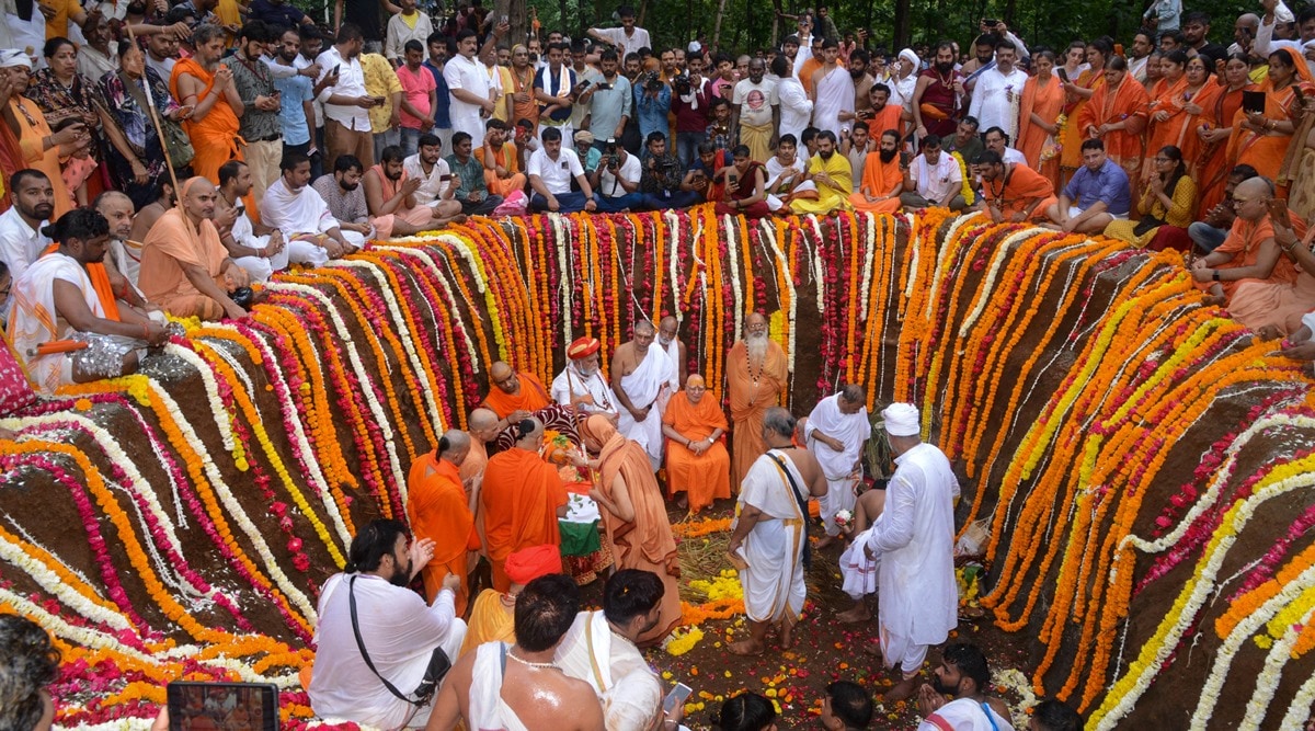  Devotees during the 'samadhi' ceremony of Shankaracharya Swami Swaroopanand Saraswati, at Jhoteshwar ashram in Narsinghpur (PTI photo)