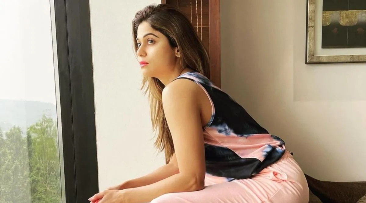 1200px x 667px - Shamita Shetty sets fitness goals with thighs, calves-toning moves