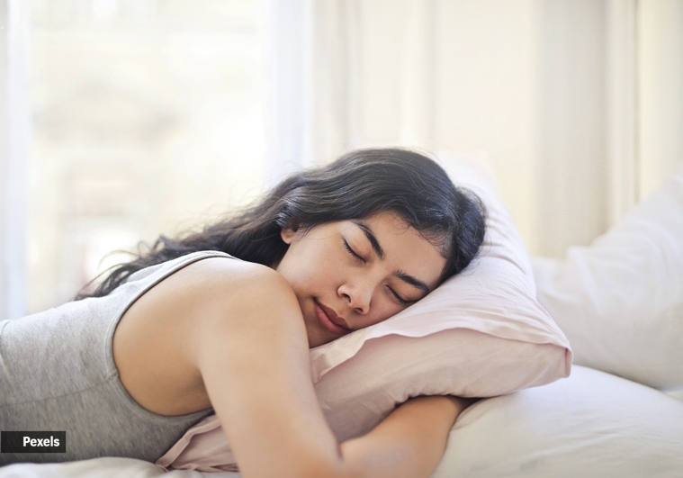 De costado, boca arriba o boca abajo: ¿Cuál es la posición correcta para dormir?