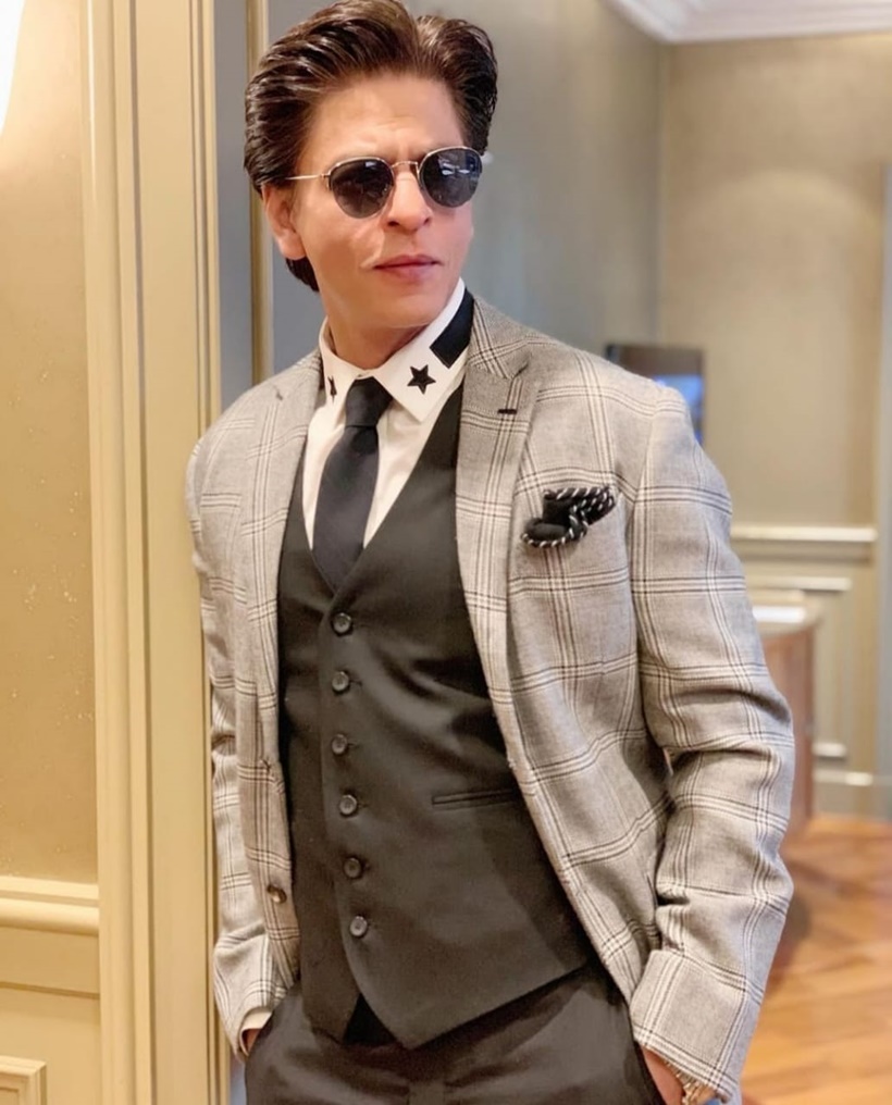Shah Rukh Khan steals the show in a Raees jacket at the Dabboo Ratnani  Calendar launch! See Pics! | India.com