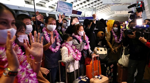 Travellers from Thailand on the first quarantine-free flight to Taiwan, amid the coronavirus disease (COVID-19) pandemic, receive a welcome by officials and the media at the airport in Taoyuan, Taiwan, October 13, 2022. (Reuters)