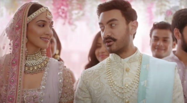 The advertisement shows Khan and Advani as newlyweds travelling back from their wedding and discussing that both of them did not cry during 'bidaai'. (Youtube/AU Small Finance Bank)
