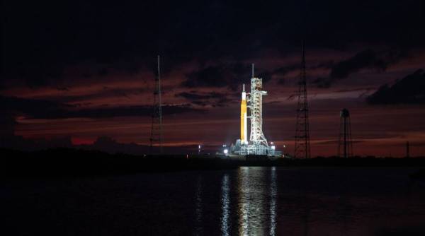 Rakieta i statek kosmiczny NASA Artemis 1 w nocy