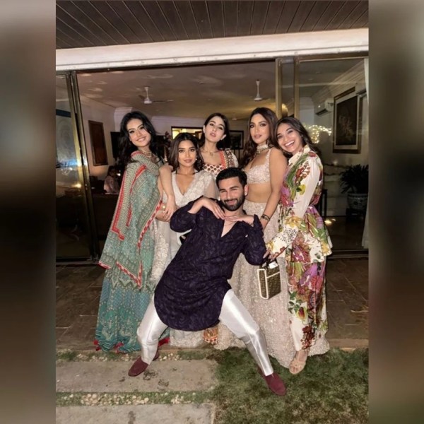 Aryan Khan, Janhvi Kapoor, Ananya Panday, Nysa Devgan, Sara Ali Khan, Ibrahim Ali Khan and others were seen together at the Diwali party.