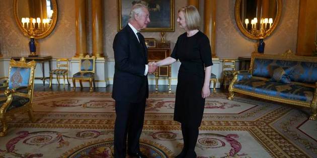 liz truss meets King Charles