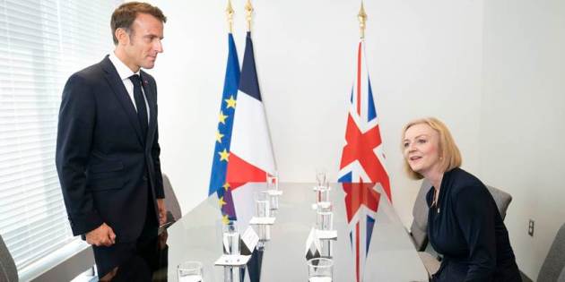 Liz Truss holds bilateral meeting with French president Macron