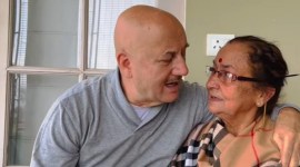 Anupam Kher with mother Dulari