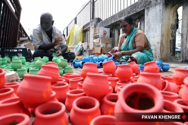 Diwali 2022, Diwali 2022 shopping, Diwali 2022 preparations, Diwali 2022 photographs, Diwali purchases, Diwali shopping, photos of Diwali diyas, preparations for Diwali 2022, shopping for diyas lanterns, indian express news