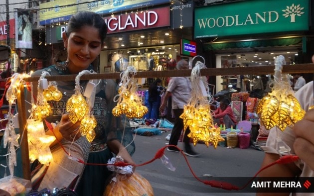 Diwali 2022, Diwali 2022 shopping, Diwali 2022 preparations, Diwali 2022 photographs, Diwali purchases, Diwali shopping, photos of Diwali diyas, preparations for Diwali 2022, shopping for diyas lanterns, indian express news