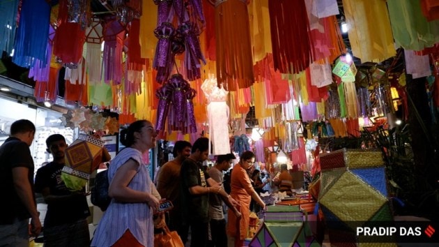 Diwali 2022, Diwali 2022 shopping, Diwali 2022 preparations, Diwali 2022 photographs, Diwali purchases, Diwali shopping, photos of Diwali diyas, preparations for Diwali 2022, shopping for diyas lanterns, indian express news