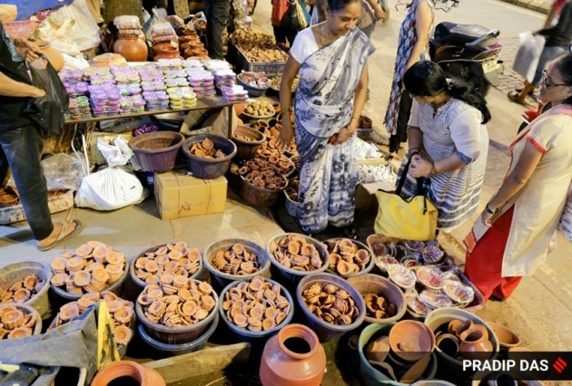 Diwali 2022, Diwali 2022 shopping, Diwali 2022 preparations, Diwali 2022 photographs, Diwali purchases, Diwali shopping, photos of Diwali diyas, preparations for Diwali 2022, shopping for diyas lanterns, indian express news