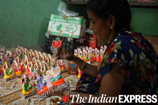 Diwali 2022, Diwali 2022 shopping, Diwali 2022 preparations, Diwali 2022 photographs, Diwali purchases, Diwali shopping, photos of Diwali diyas, preparations for Diwali 2022, shopping for diyas lanterns, indian express news