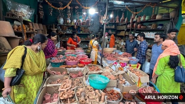 Diwali 2022, Diwali 2022 shopping, Diwali 2022 preparations, Diwali 2022 photographs, Diwali purchases, Diwali shopping, photos of Diwali diyas, preparations for Diwali 2022, shopping for diyas lanterns, indian express news