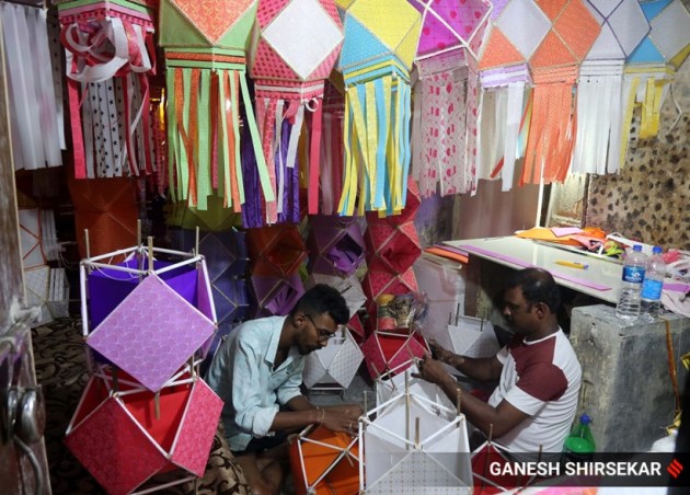 Diwali 2022, Diwali 2022 shopping, Diwali 2022 preparations, Diwali 2022 photographs, Diwali purchases, Diwali shopping, photos of Diwali diyas, preparations for Diwali 2022, shopping for diyas lanterns, indian express news