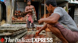 Diwali, Diwali celebrations, Diwali diyas, diya manufacturing, Diwali 2022, Diwali diyas, West Bengal's Duttapukur, indian express news