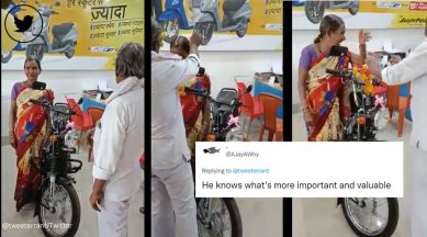 Elderly man garlands wife, moped, cute video, couple, man garlands wife, two-wheeler, Twitter, viral, trending