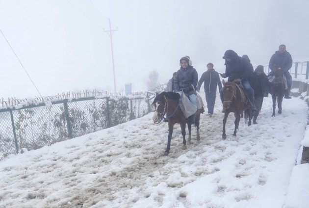 Let it snow! Early snowfall in Gulmarg brings cheers to tourists ...