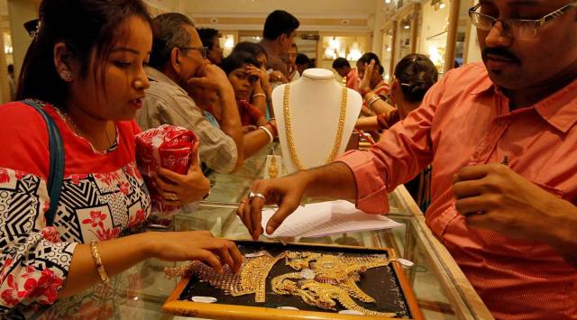 A salesman shows gold necklaces to a customer at a jewellery showroom during Dhanteras, a Hindu festival associated with Lakshmi, the goddess of wealth, in Kolkata, India November 5, 2018. (REUTERS/File Photo)