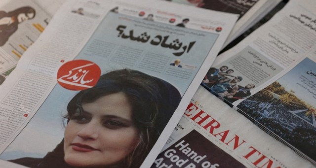 FILE PHOTO: A newspaper with a cover picture of Mahsa Amini, a woman who died after being arrested by Iranian morality police is seen in Tehran, Iran, September 18, 2022. Majid Asgaripour/WANA (West Asia News Agency) via REUTERS//File Photo