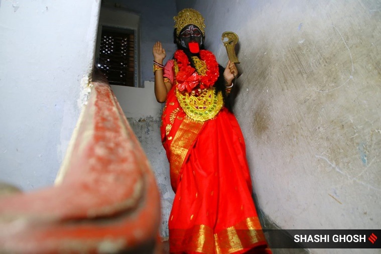 Kali Puja, Kali Puja 2022, Kali Puja in West Bengal, Kali Puja photos, living Goddess Kali, live Goddess Kali, people dressed as Goddess Kali, indian express news