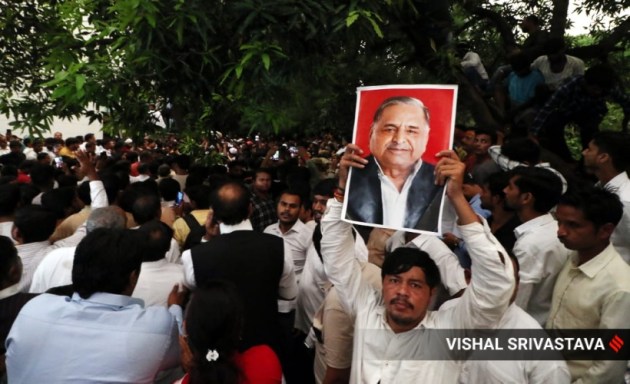 In Pictures Leaders Supporters Pay Tribute To Late Sp Founder Mulayam