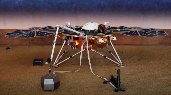 Makieta statku kosmicznego InSight, pierwszego zrobotyzowanego lądownika NASA przeznaczonego do badania głębin Marsa, wystawiona w Jet Propulsion Laboratory (JPL)
