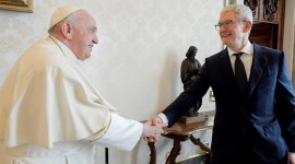 Pope francis meets tim cook