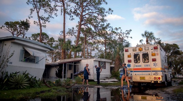An ambulance parked outside the home of a man who ran out of oxygen due to a power outage caused by Hurricane Ian at the Hideaway trailer park in North Fort Myers, Florida, September 29, 2022. (Hilary Swift/The New York Times)