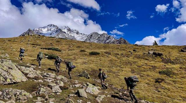 Army personnel move towards the avalanche site to carry out rescue operations in Uttarkashi district. (Twitter/@ADGPI)