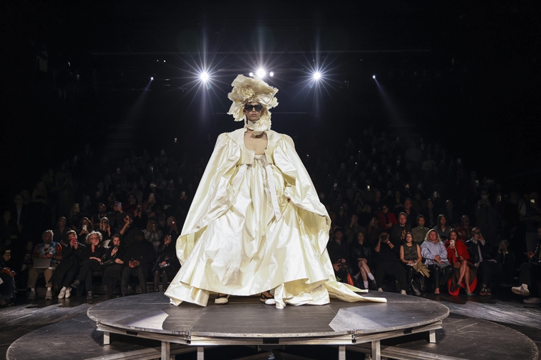 Hermes presenta su espectáculo en París, mientras los diseñadores de Ucrania se unen