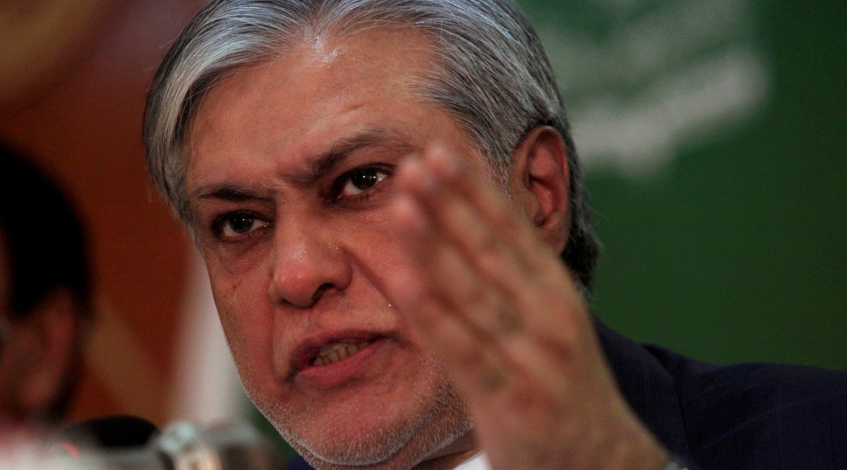 Pakistan Isaq R Pakistan finance minister Ishaq Dar heckled at airport in Washington ...