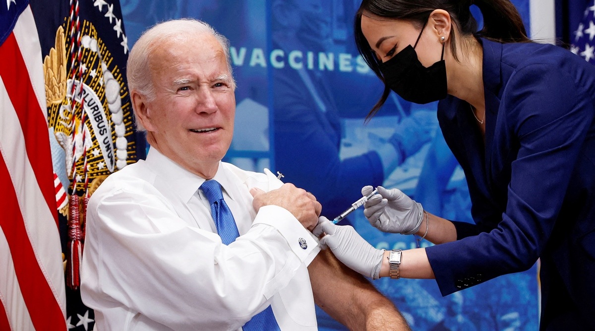 US President Joe Biden receives an updated covid-19 vaccine while launching a new plan for Americans to receive booster shots and vaccinations, onstage in an auditorium on the White House campus in Washington, US, Oct.25, 2022. (Reuters)