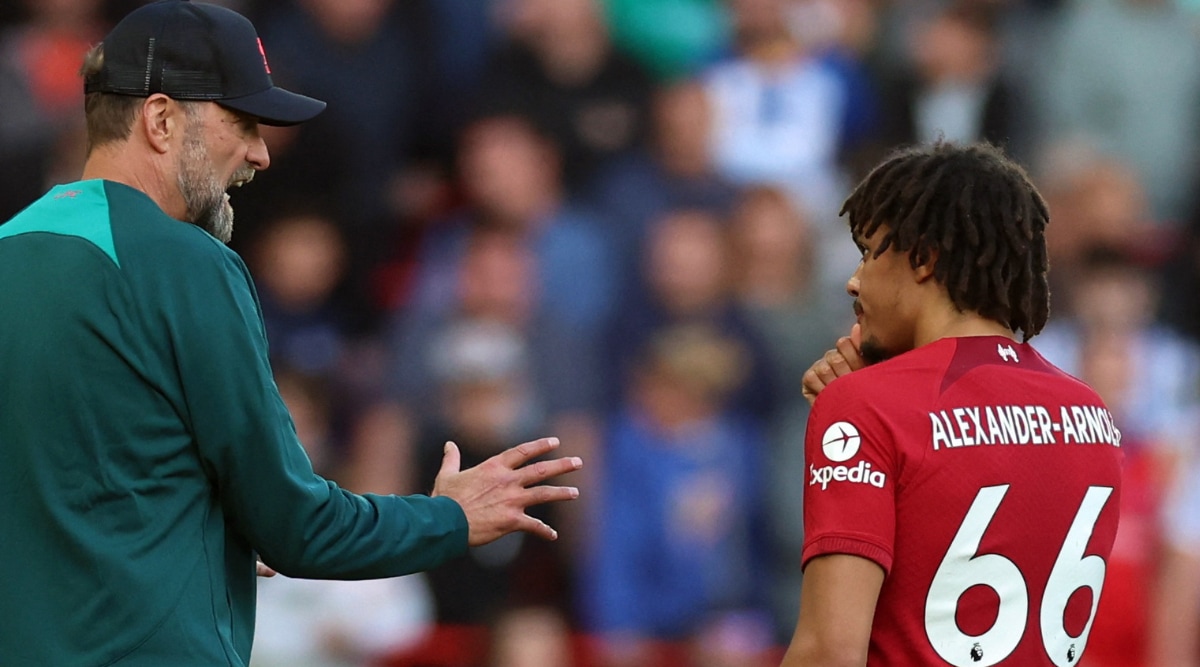Liverpool manager Juergen Klopp talks to Trent Alexander-Arnold . (REUTERS/Phil Noble)