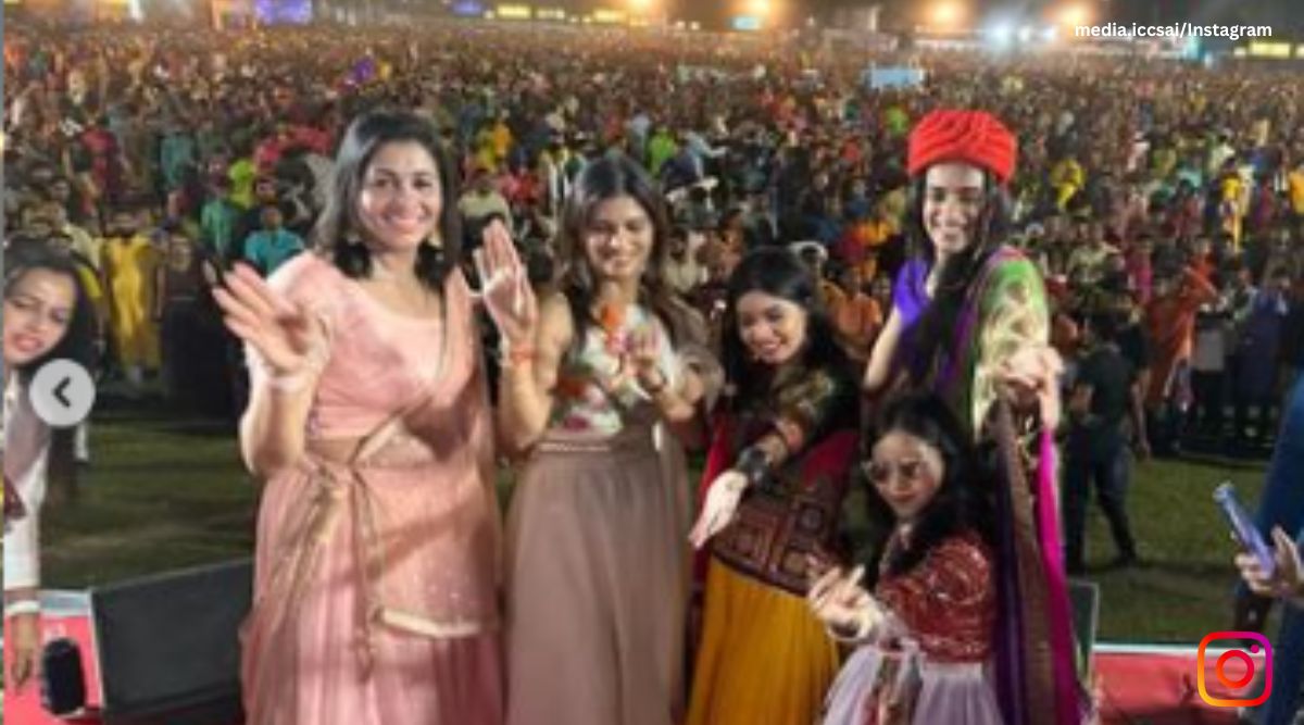 PV Sindhu performs garba, garba in Gujarat, garba, navratri, navratri celebration, indian express