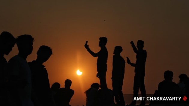 partial solar eclipse, partial solar eclipse 2022, solar eclipse, solar eclipse photos, solar eclipse pictures, solar eclipse in India, pictures of solar eclipse, temples shut during solar eclipse, temples closed during solar eclipse, astrology, indian express news