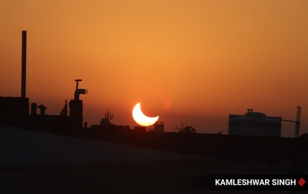 partial solar eclipse, partial solar eclipse 2022, solar eclipse, solar eclipse photos, solar eclipse pictures, solar eclipse in India, pictures of solar eclipse, temples shut during solar eclipse, temples closed during solar eclipse, astrology, indian express news