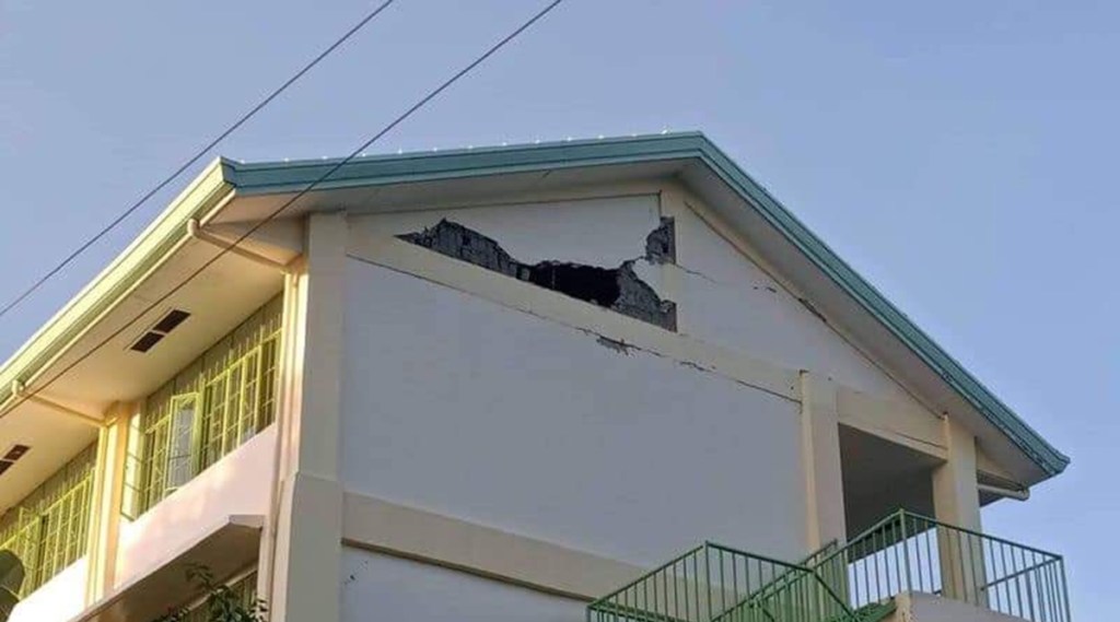 Philippine Strong Quake Injures Dozens Shuts Airport World News