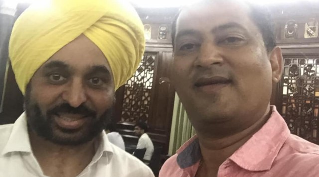 Kishansinh Solanki shared a selfie with Punjab Chief Minister and Aam Aadmi Party (AAP) leader Bhagwant Mann on social media. (Facebook: Facebook/KishansinhSolanki)