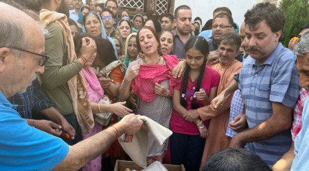 Sensing the mood, senior BJP leaders stayed away from attending Bhat's cremation. (Express)