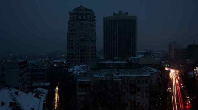 A view shows the city without electricity after critical civil infrastructure was hit by Russian missile attacks, amid Russia's invasion of Ukraine, in Kyiv, Ukraine November 23, 2022.  (REUTERS/Vladyslav Sodel)