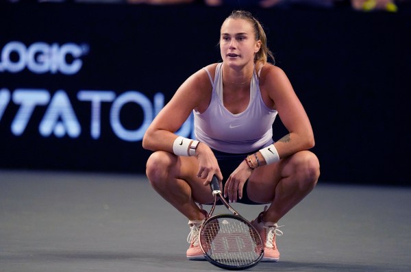 Aryna Sabalenka sorprende a Iga Swiatek, se enfrenta a Caroline García por el título de las Finales de la WTA