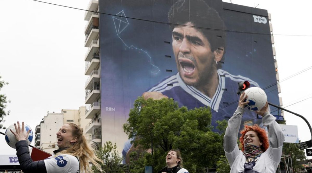 a-giant-diego-maradona-emerges-in-argentina-days-before-world-cup