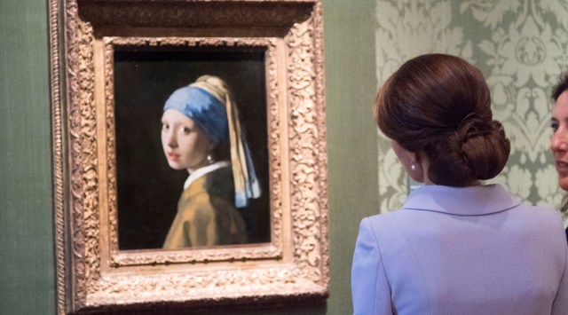 Britain's Kate, the Duchess of Cambridge views Girl with a Pearl Earring by Johannes Vermeer during a visit to the Mauritshuis in The Hague, Netherlands, Oct. 11, 2016. (Reuters)