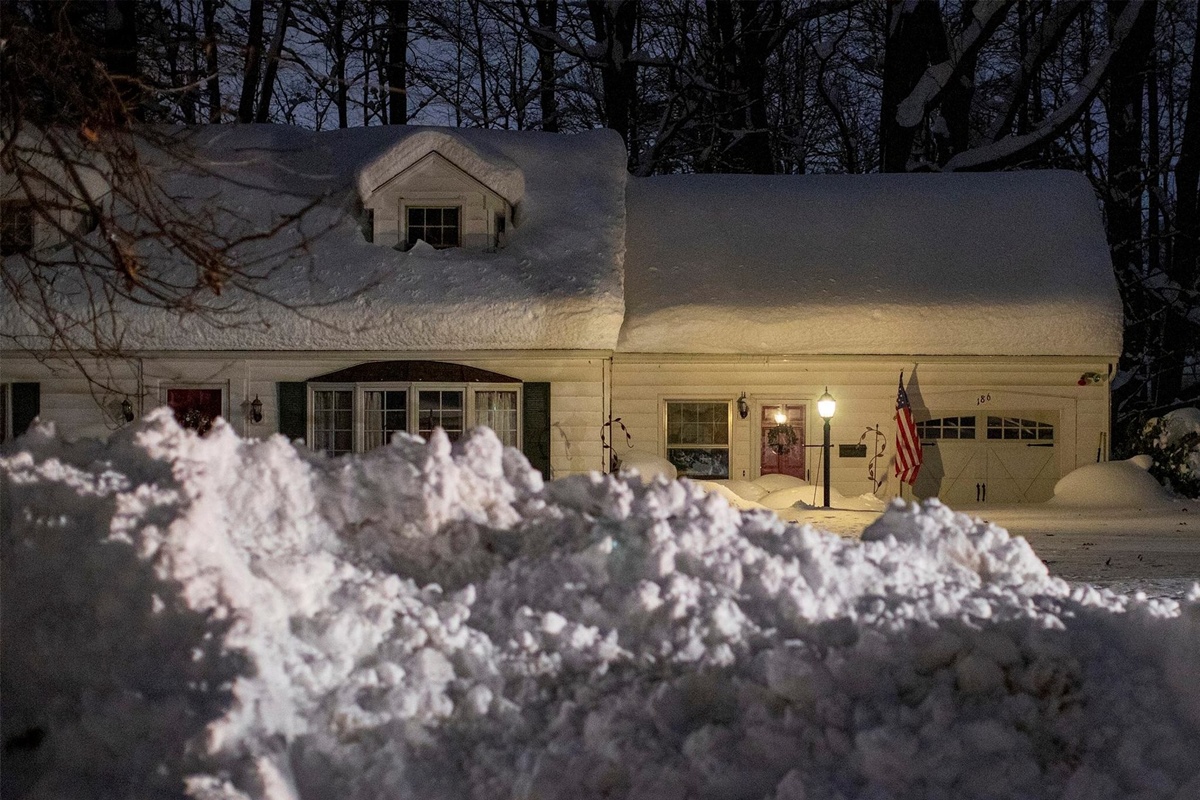 Massive Snowfall Buries Cars, Keeps Falling In Western New York | World ...